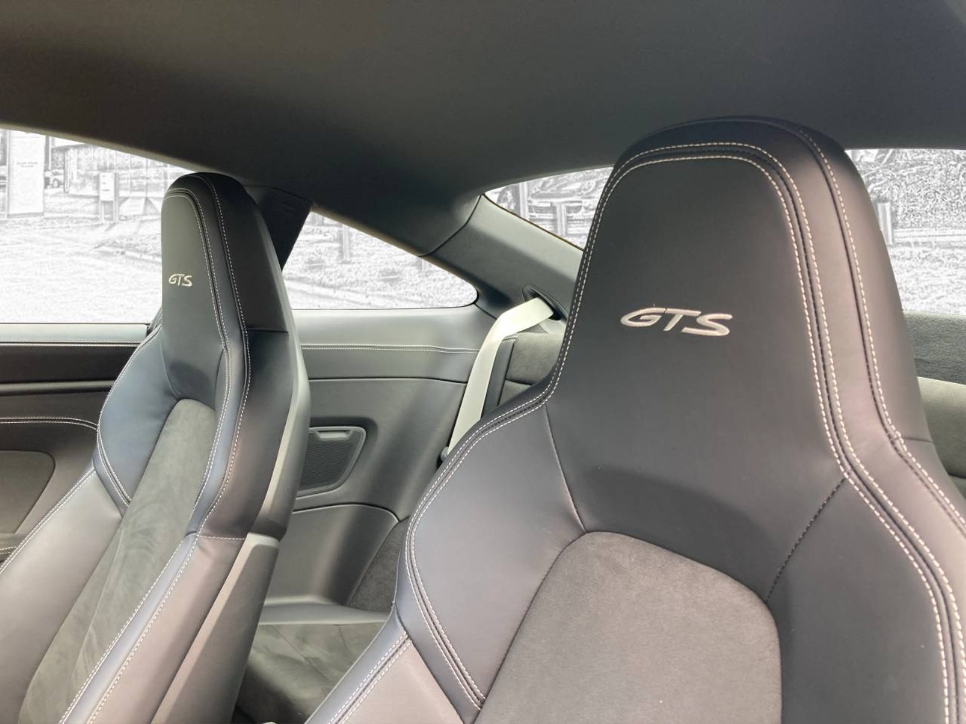 PORSCHE 911 Carrera 4 GTS-image-13