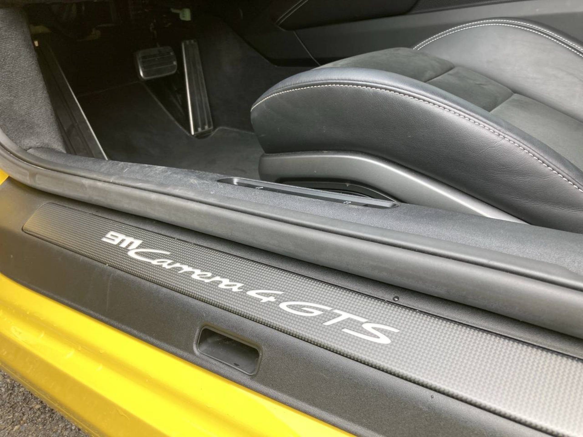 PORSCHE 911 Carrera 4 GTS-image-21