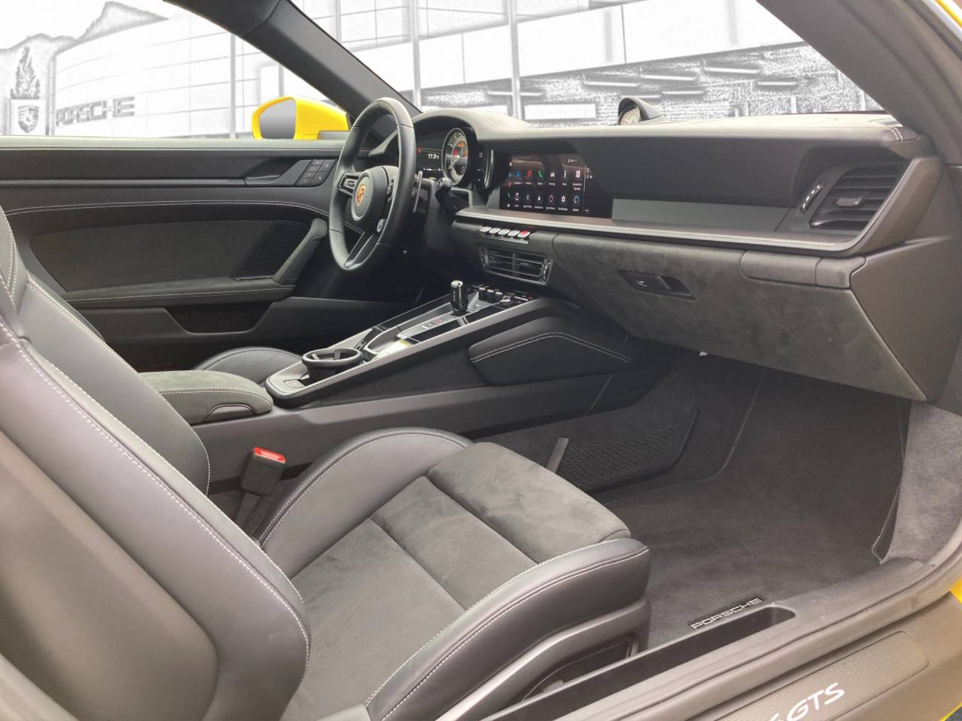 PORSCHE 911 Carrera 4 GTS-image-12