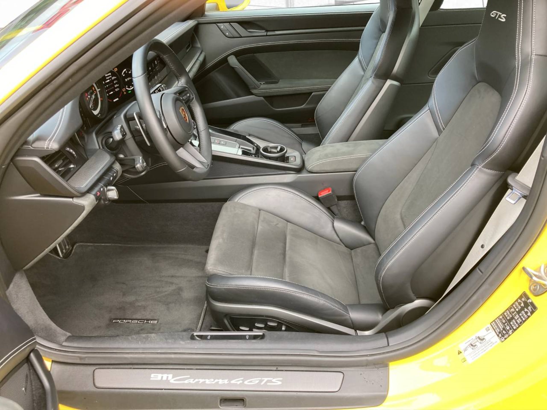 PORSCHE 911 Carrera 4 GTS-image-3
