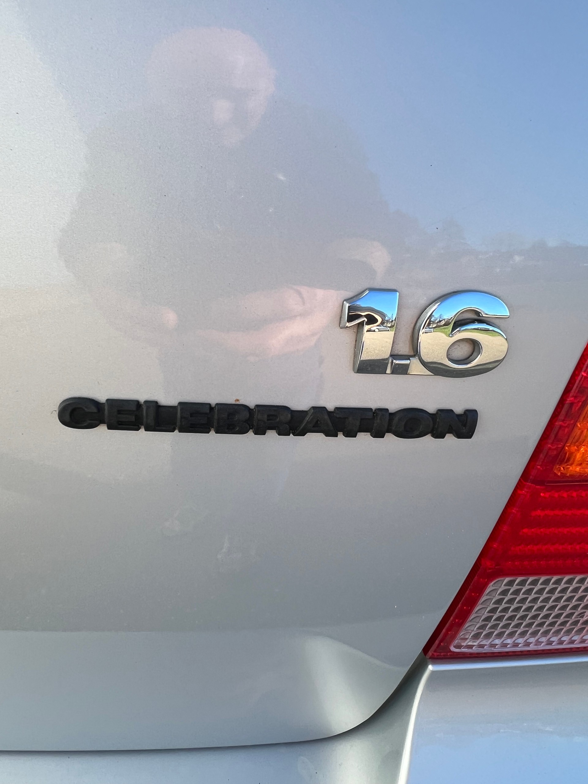 VW Golf 1.6 Celebration-image-12