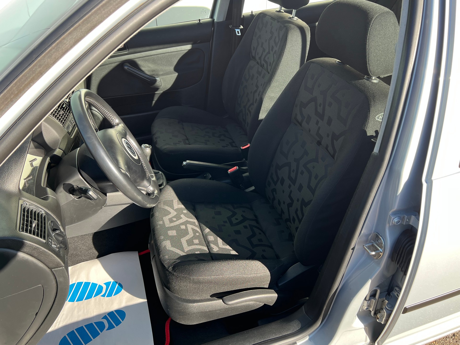 VW Golf 1.6 Celebration-image-6
