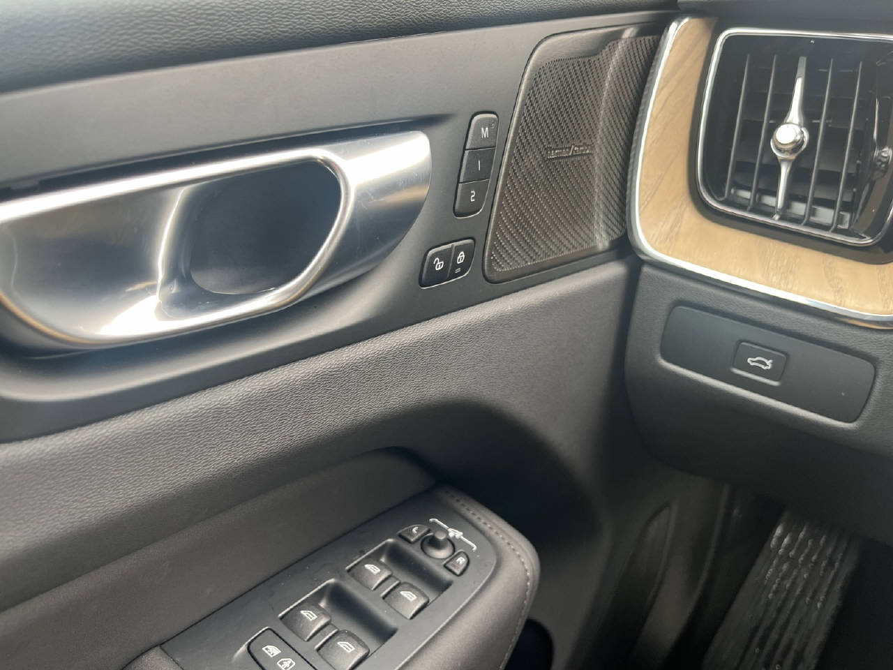 VOLVO XC60 2.0 B5 MH Plus Dark AWD-image-9