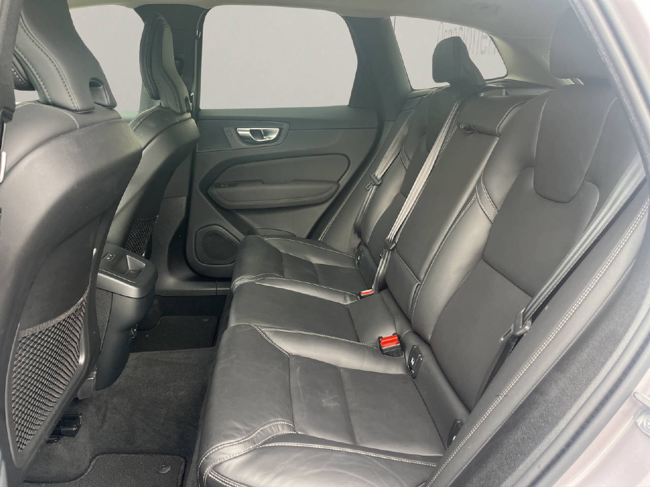 VOLVO XC60 2.0 B5 MH Plus Dark AWD-showroom-element-3