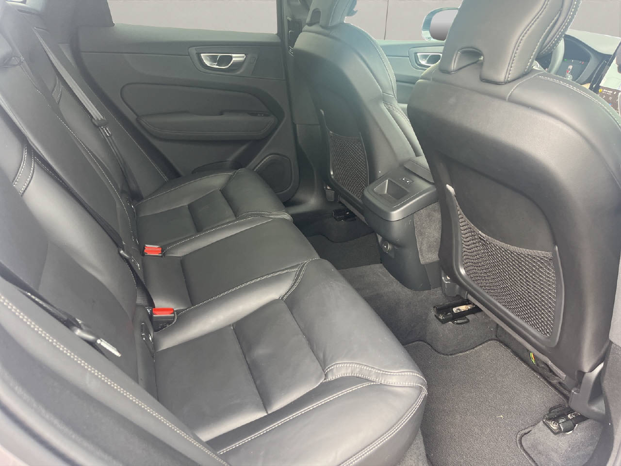 VOLVO XC60 2.0 B5 MH Plus Dark AWD-showroom-element-2