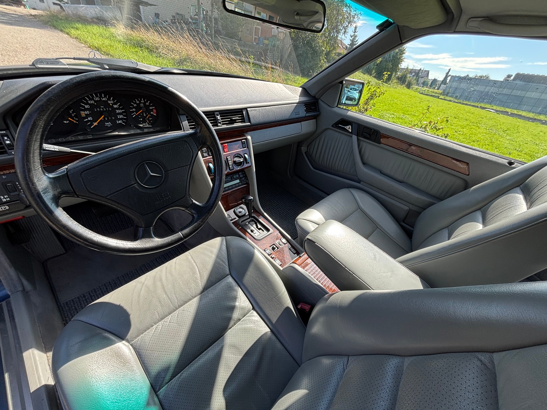 MERCEDES-BENZ 300CE-image-9