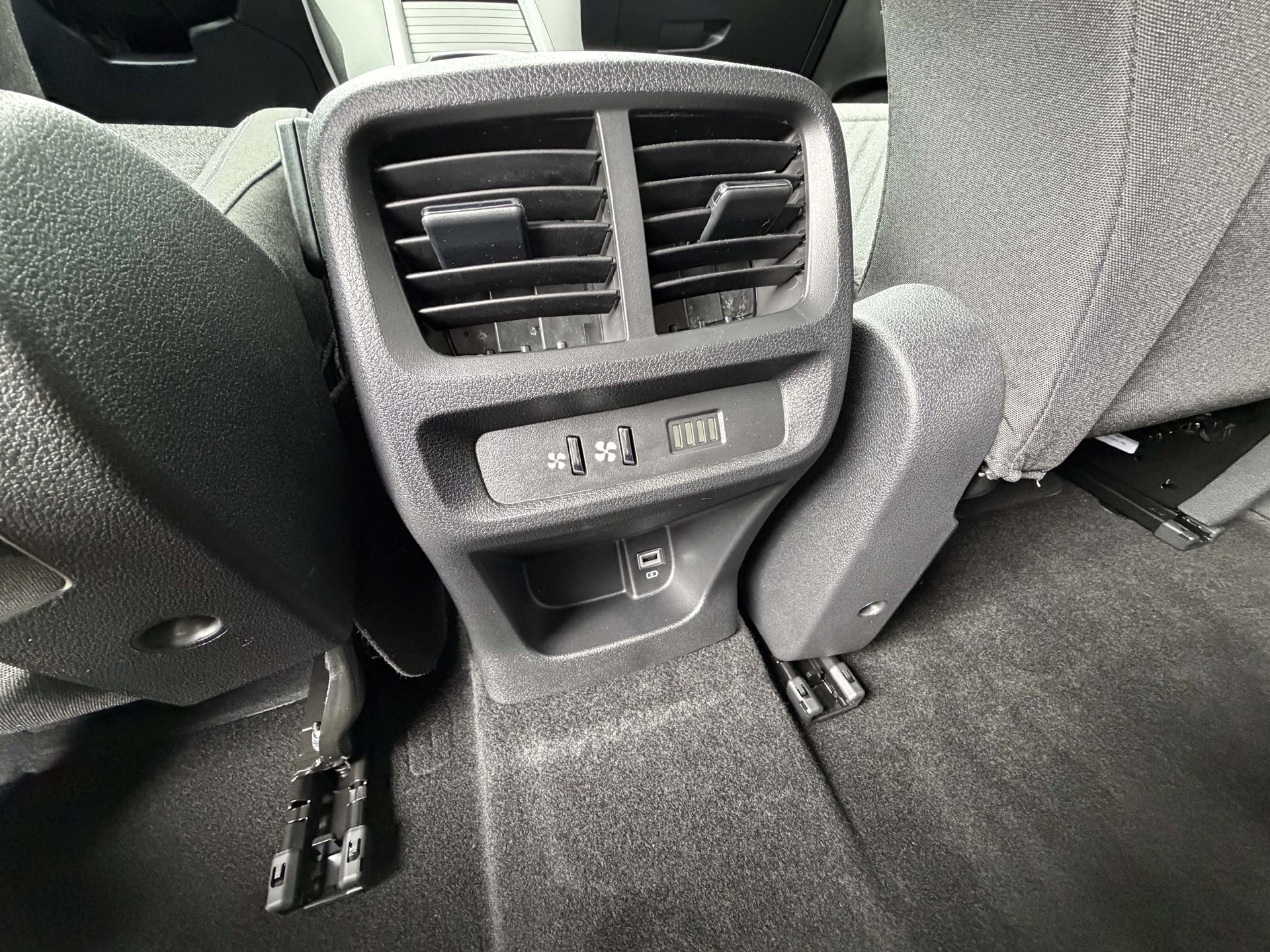 PEUGEOT Rifter Long 1.5 HDi 7-Plätzer Family Edition-image-11