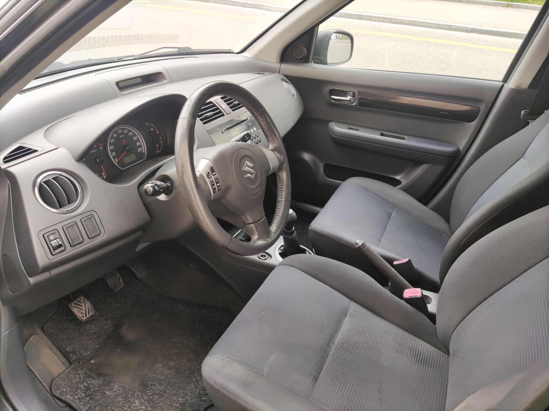 SUZUKI Swift 1.3i 16V GL-image-2