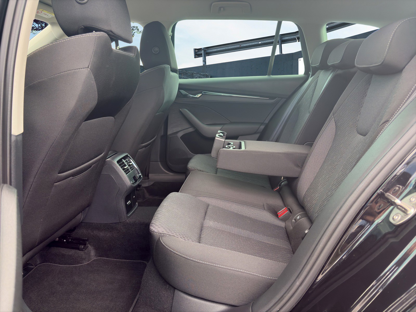 SKODA Octavia Combi 1.4 TSI PHEV DSG Ambition-image-7