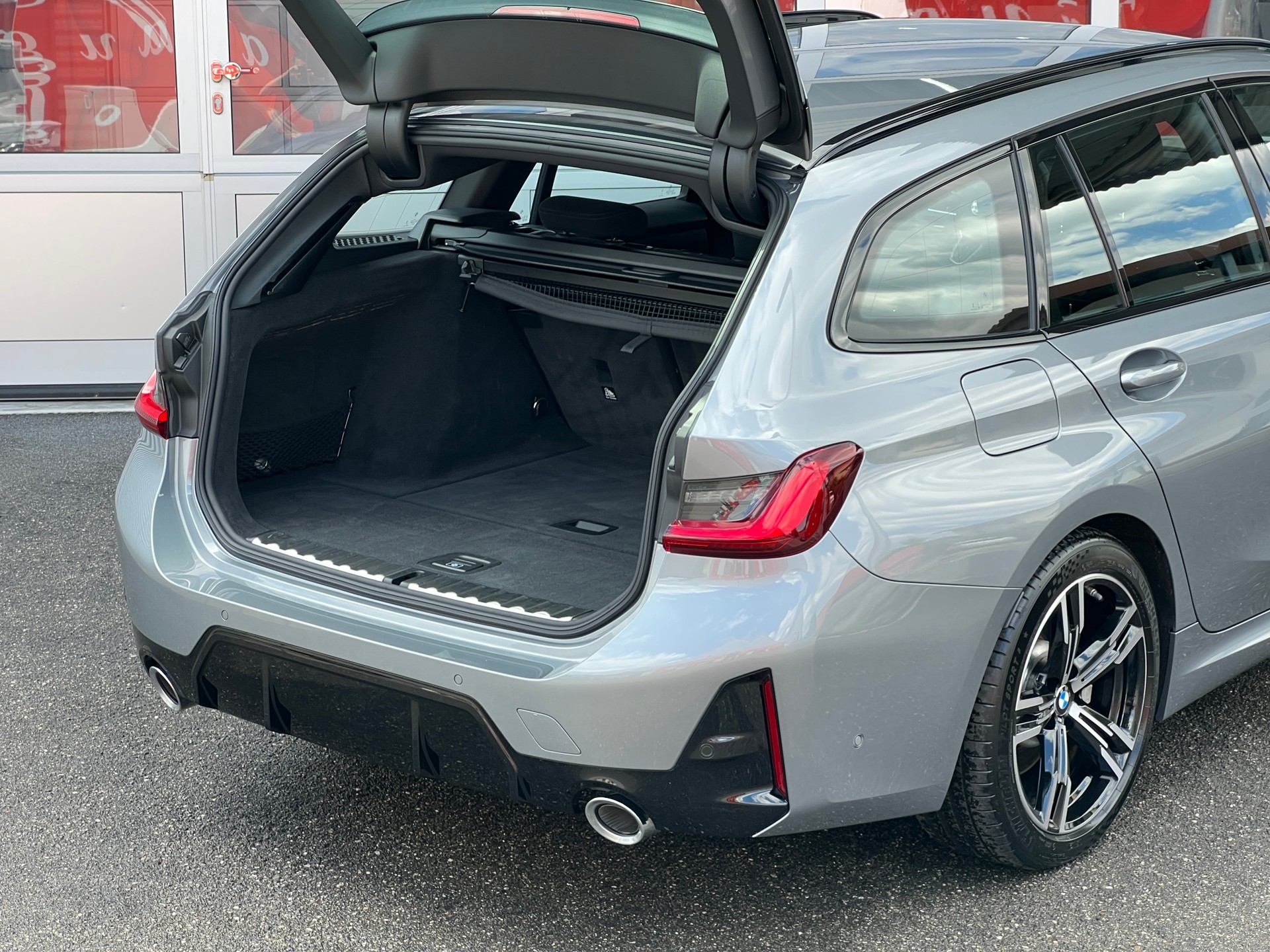 BMW 330i Touring xDrive Steptronic M Sport-image-10