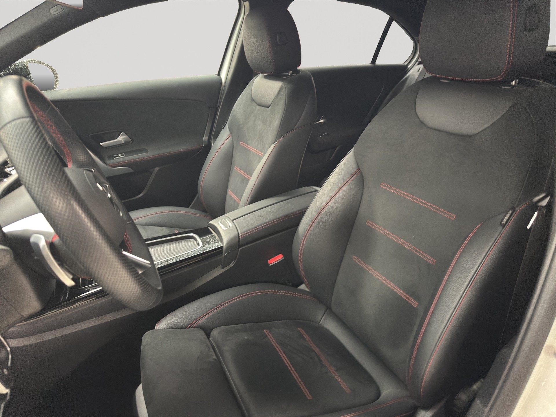 MERCEDES-BENZ A 220 4Matic 8G-DCT AMG Line Night-image-5