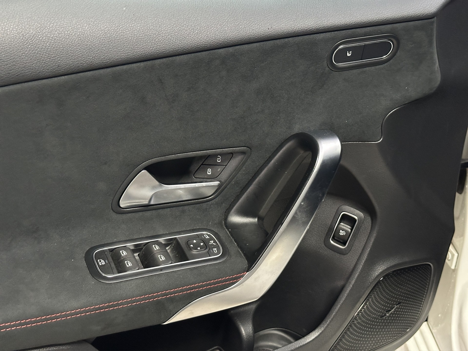 MERCEDES-BENZ A 220 4Matic 8G-DCT AMG Line Night-image-8