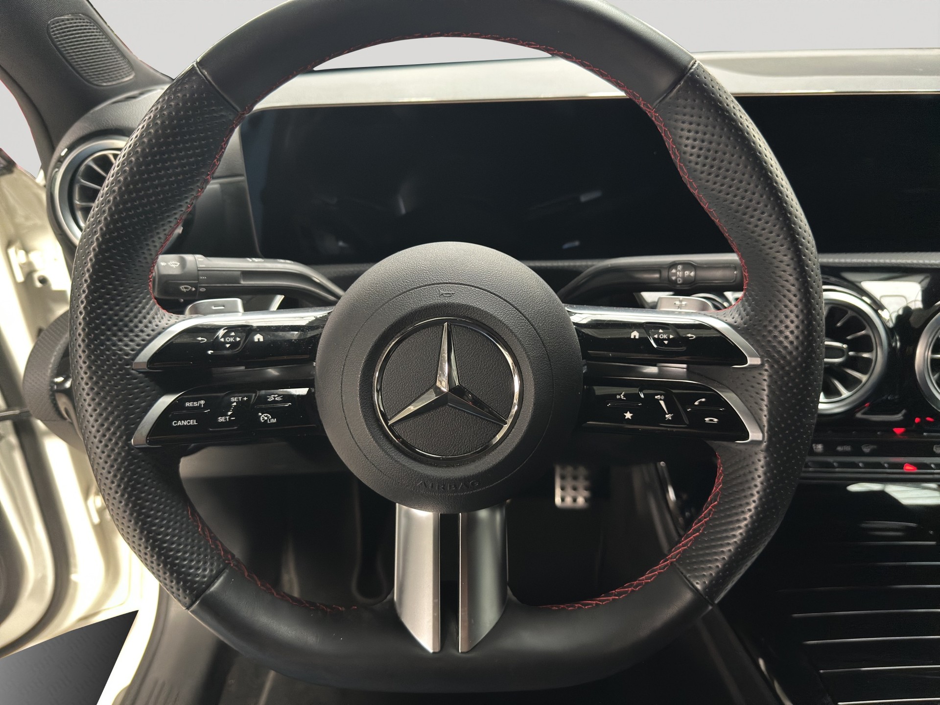 MERCEDES-BENZ A 220 4Matic 8G-DCT AMG Line Night-image-9
