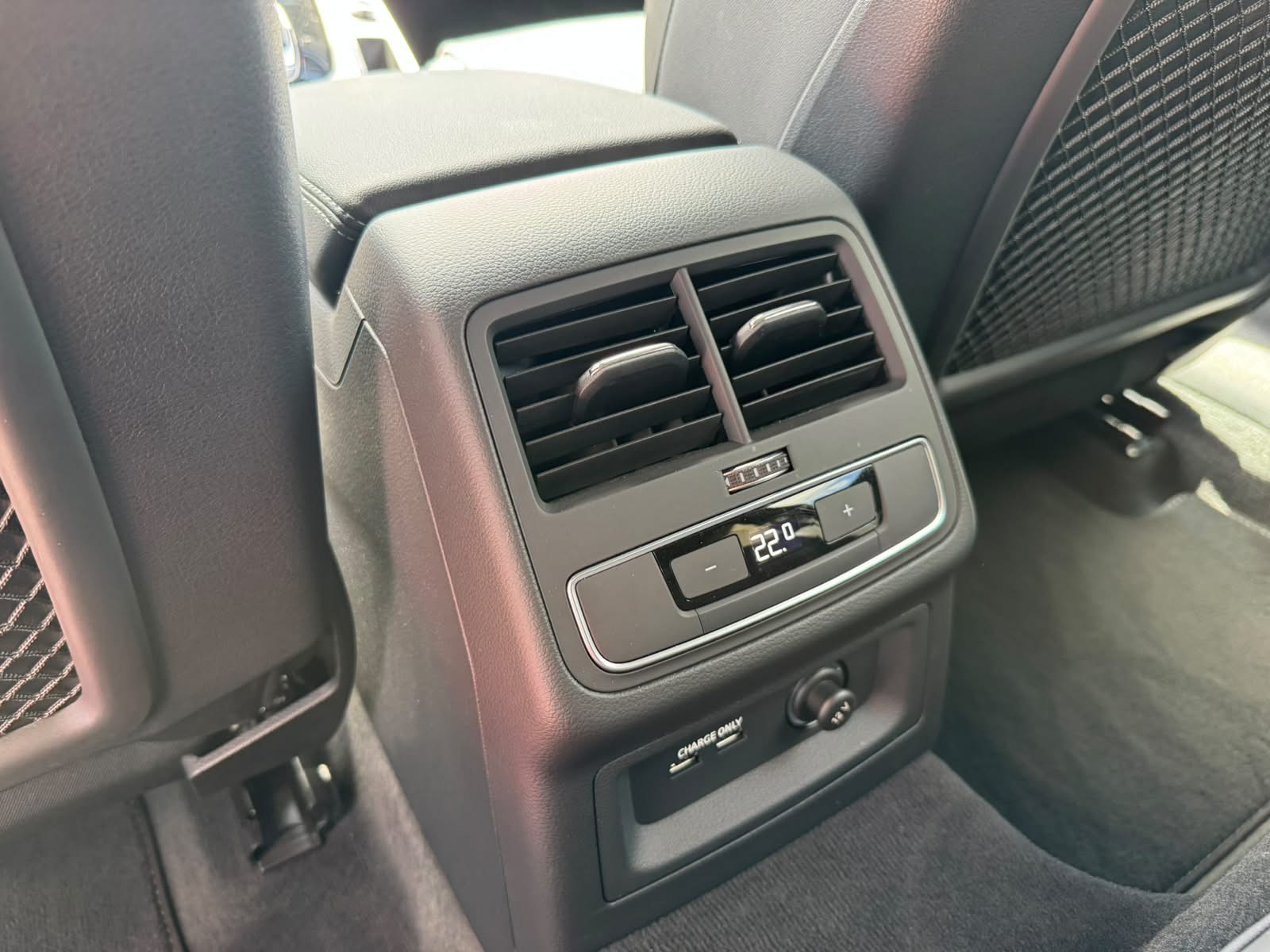 AUDI A4 Avant 40 TDI S line quattro S-tronic-image-16