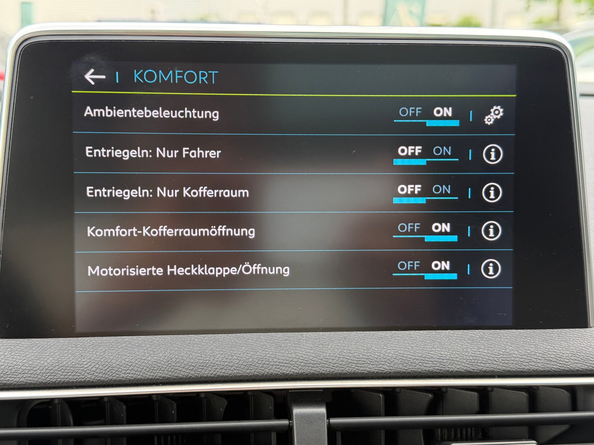 PEUGEOT 3008 300e Hybrid4 GT EAT8-image-17