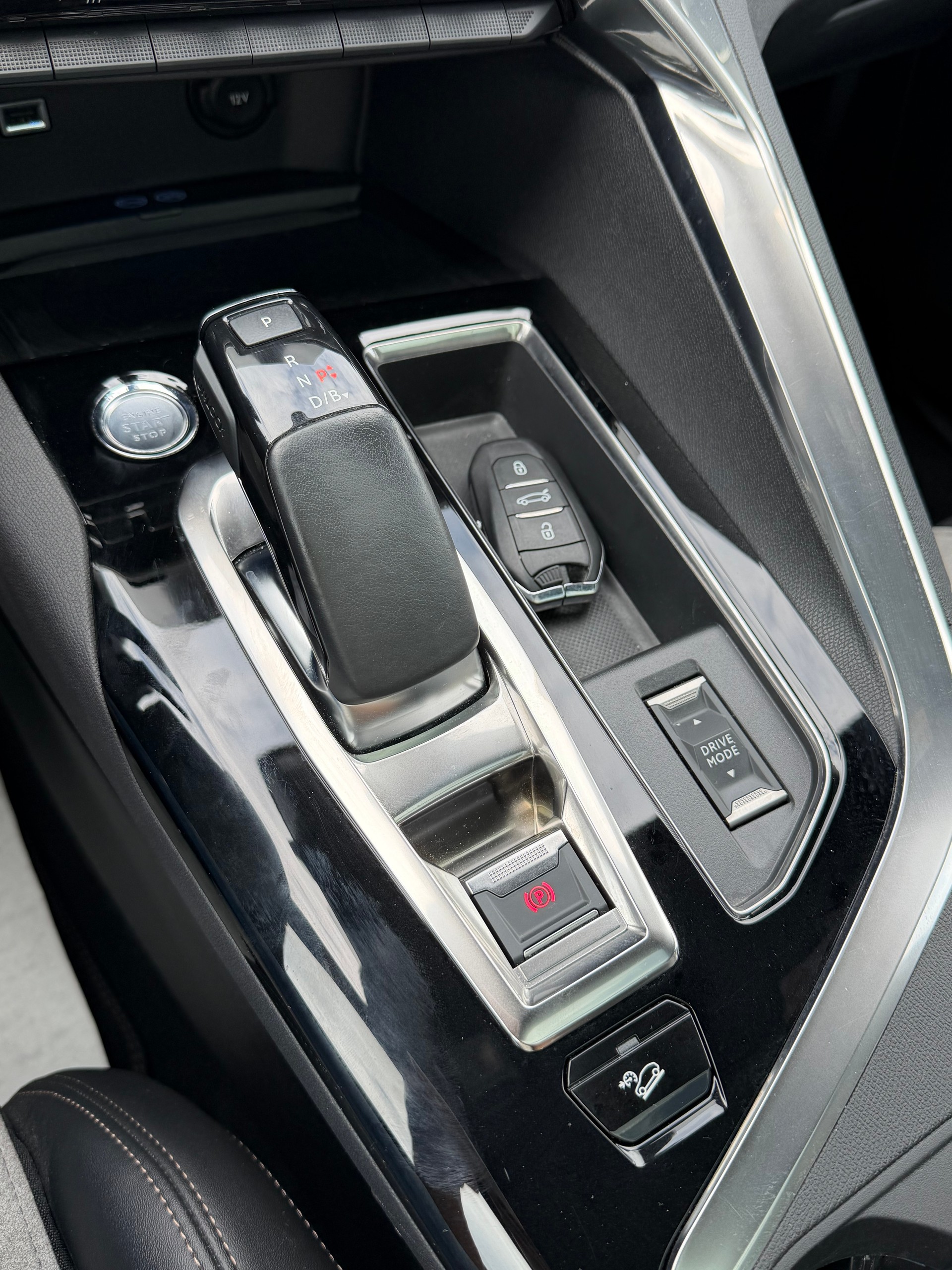 PEUGEOT 3008 300e Hybrid4 GT EAT8-image-11