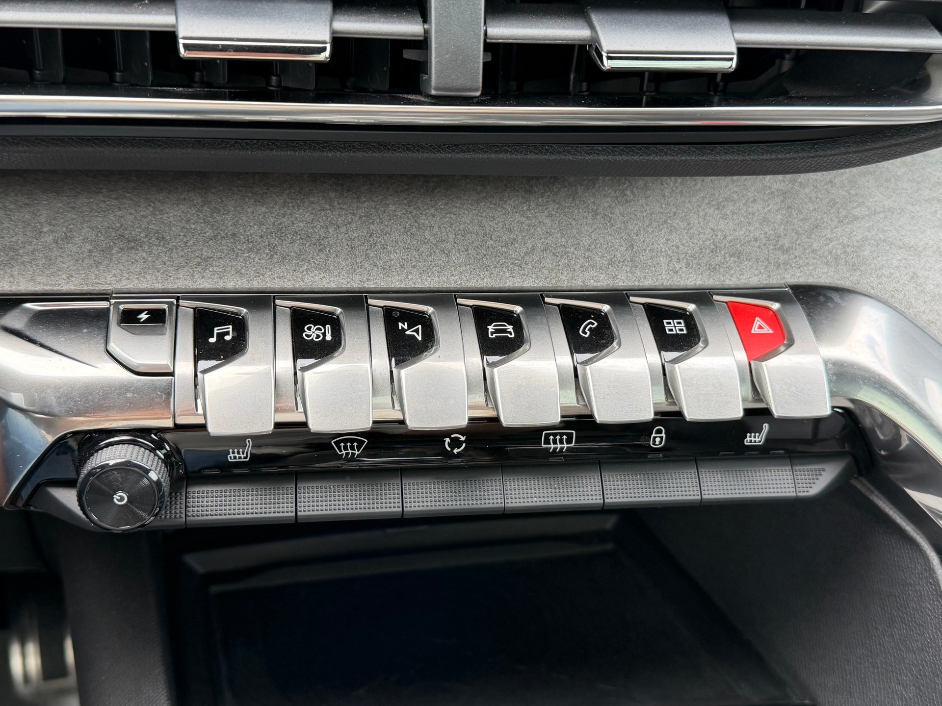 PEUGEOT 3008 300e Hybrid4 GT EAT8-image-12