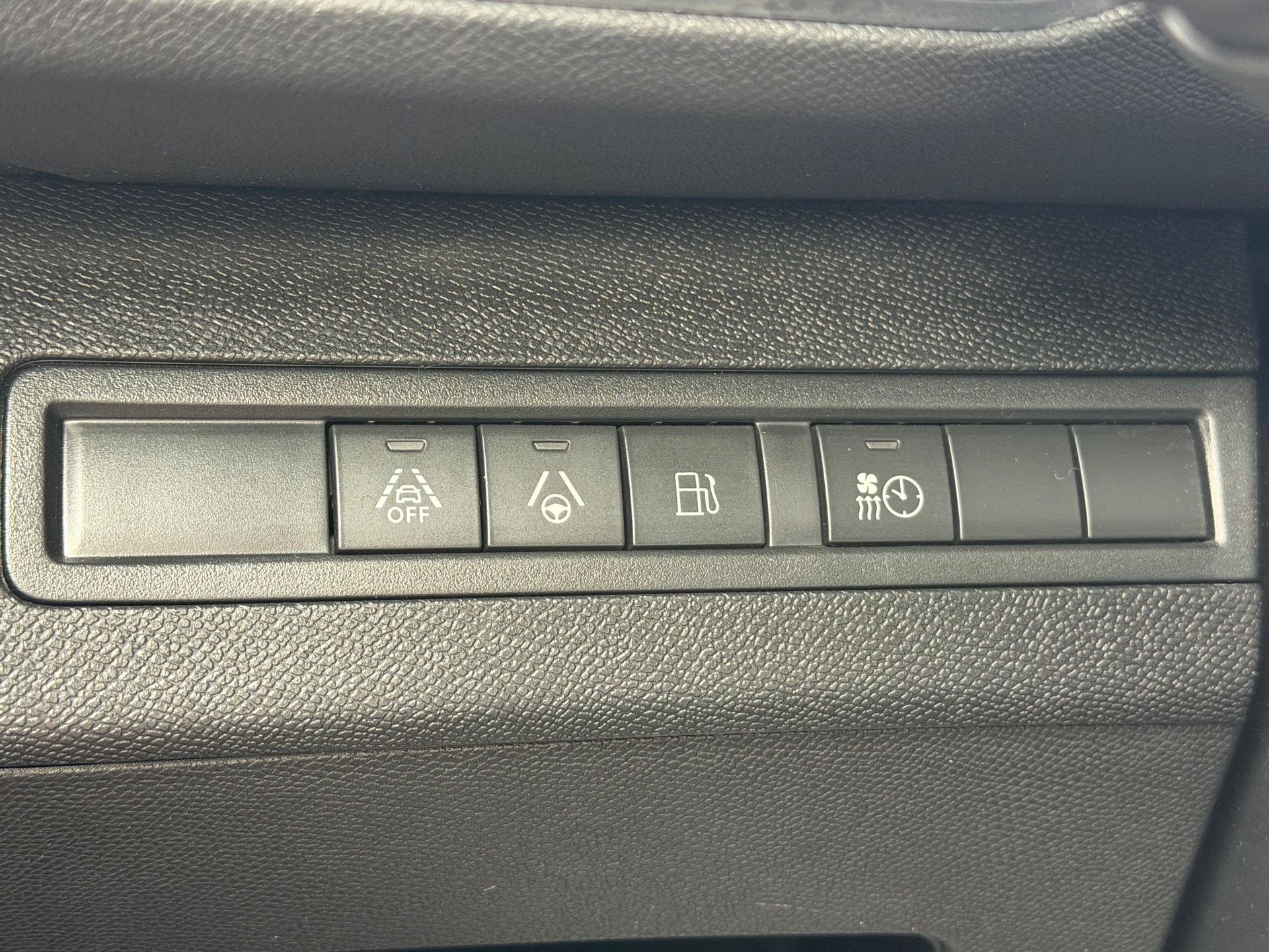 PEUGEOT 3008 300e Hybrid4 GT EAT8-image-9