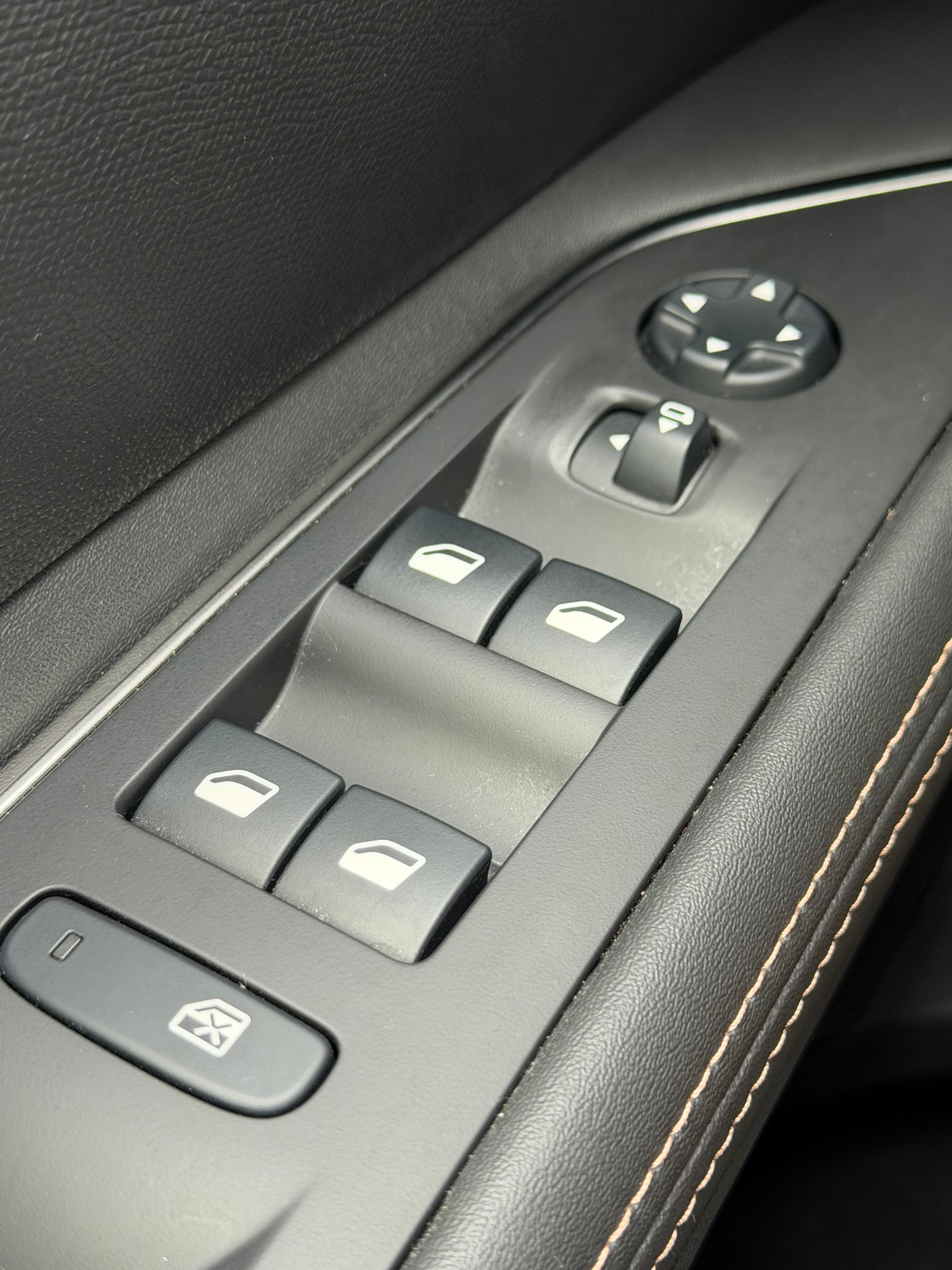PEUGEOT 3008 300e Hybrid4 GT EAT8-image-10