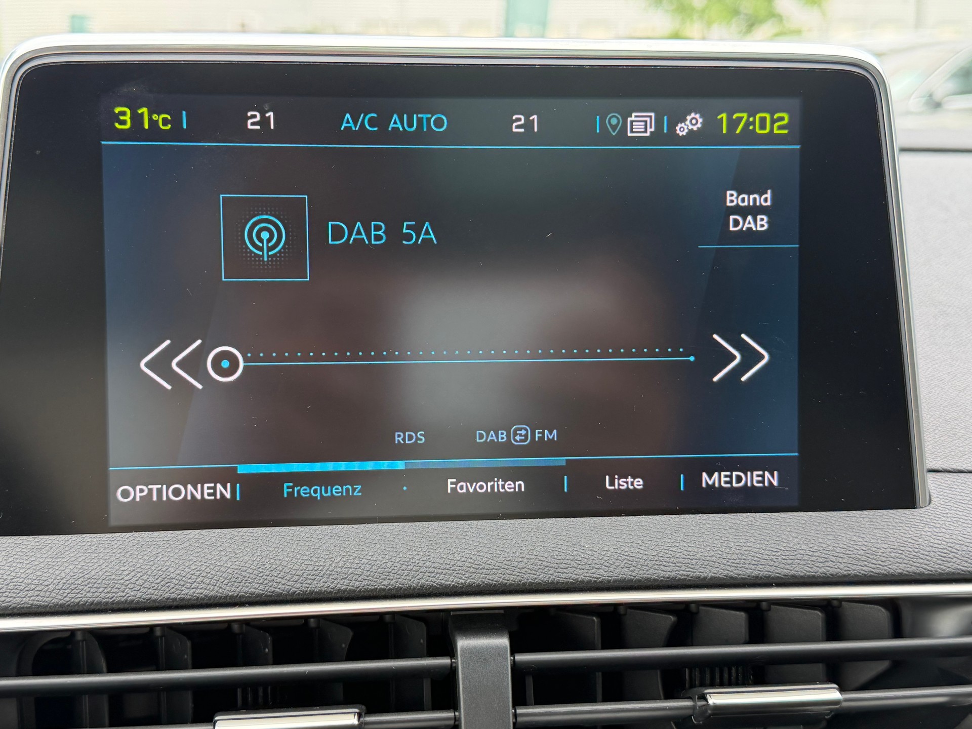 PEUGEOT 3008 300e Hybrid4 GT EAT8-image-13