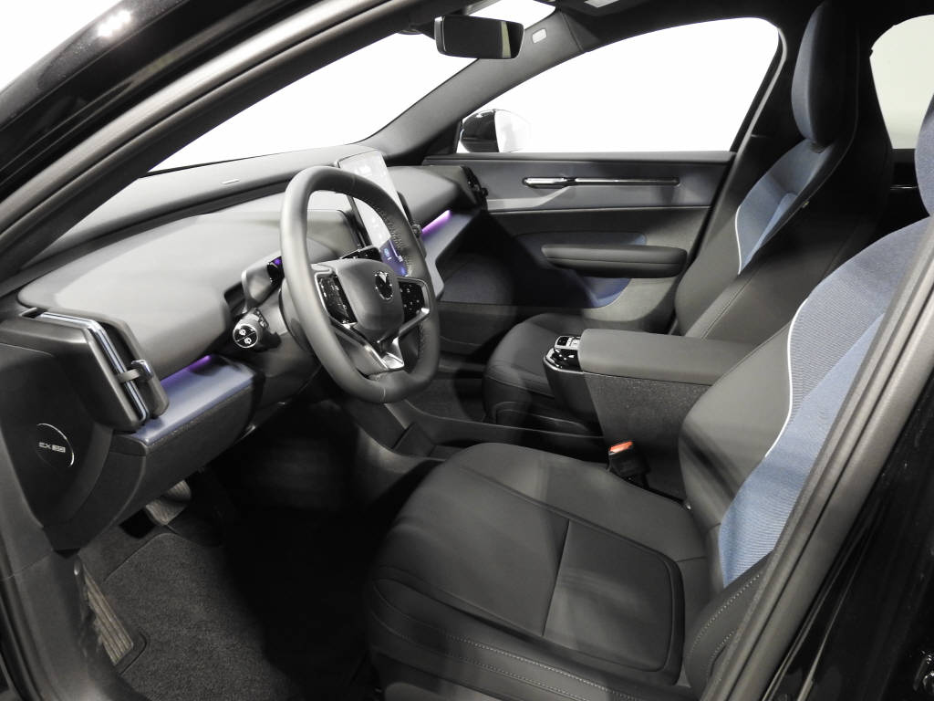 VOLVO EX 30 E60 Plus Swiss Black Edition-image-9