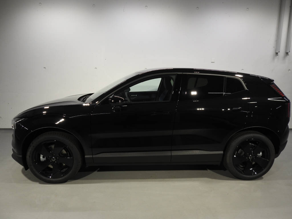 VOLVO EX 30 E60 Plus Swiss Black Edition-image-2