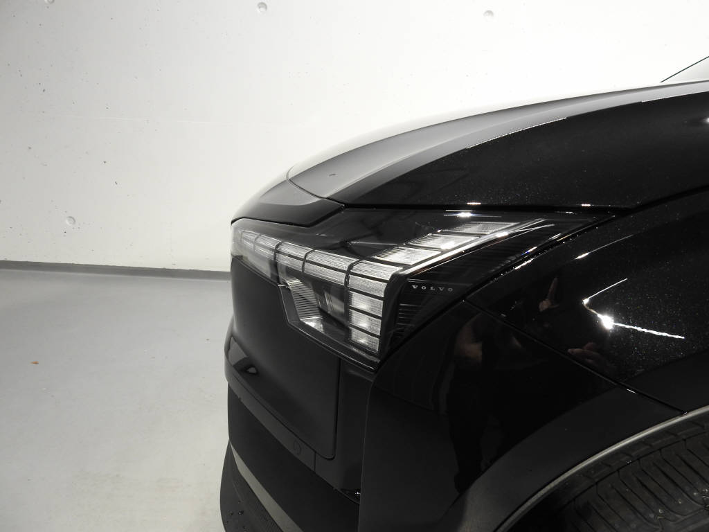 VOLVO EX 30 E60 Plus Swiss Black Edition-image-12