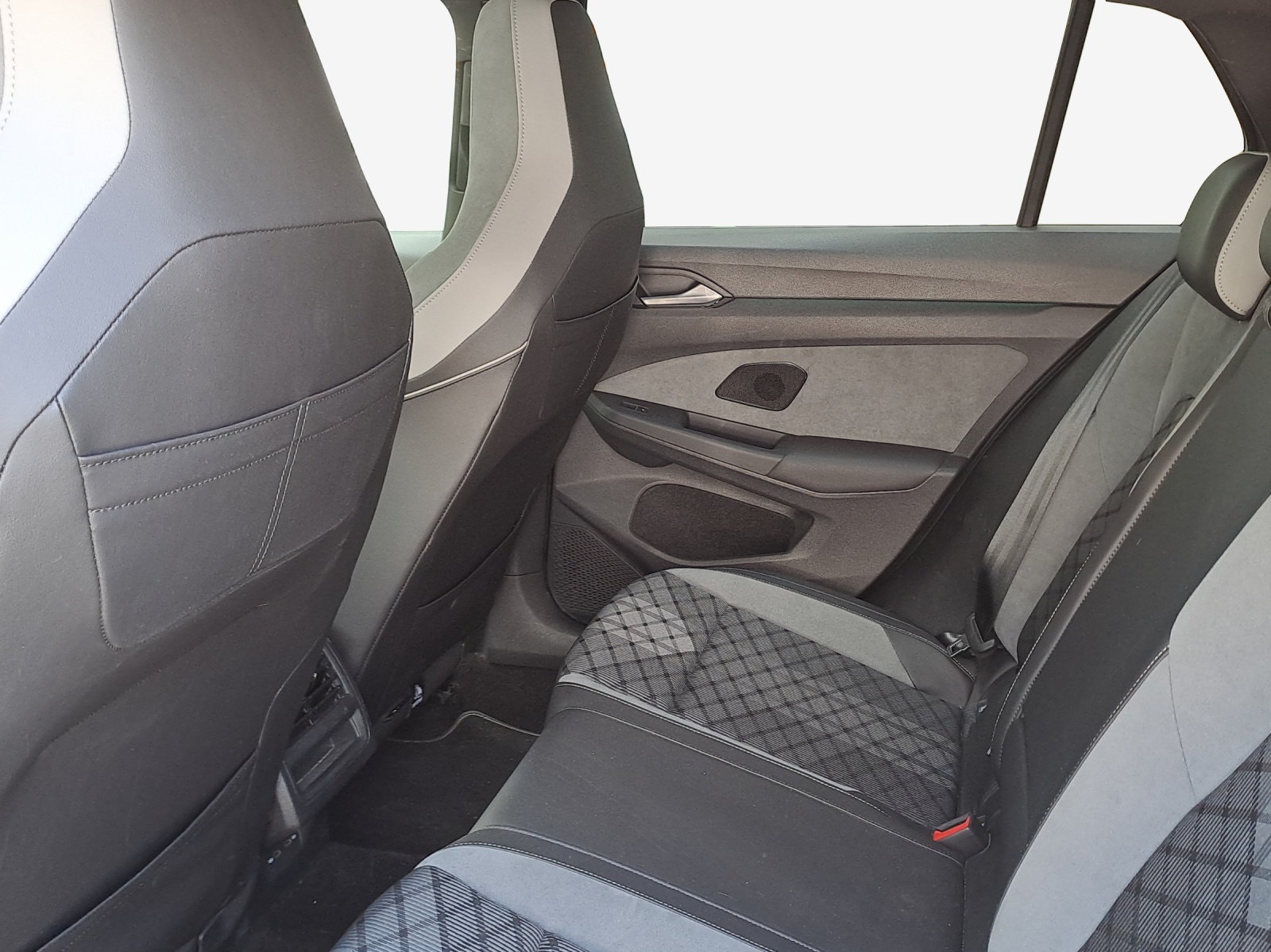 VW Golf 1.5 eTSI mHEV ACT R-Line DSG-image-11