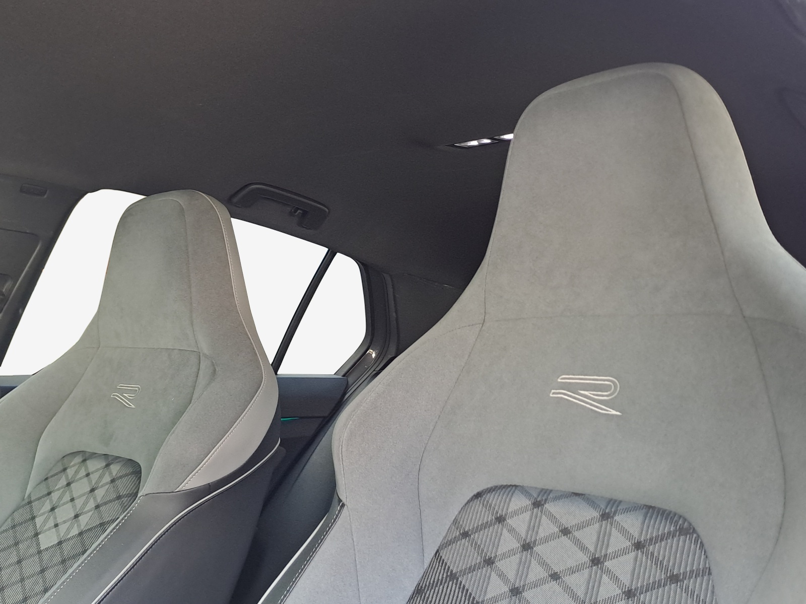 VW Golf 1.5 eTSI mHEV ACT R-Line DSG-image-14