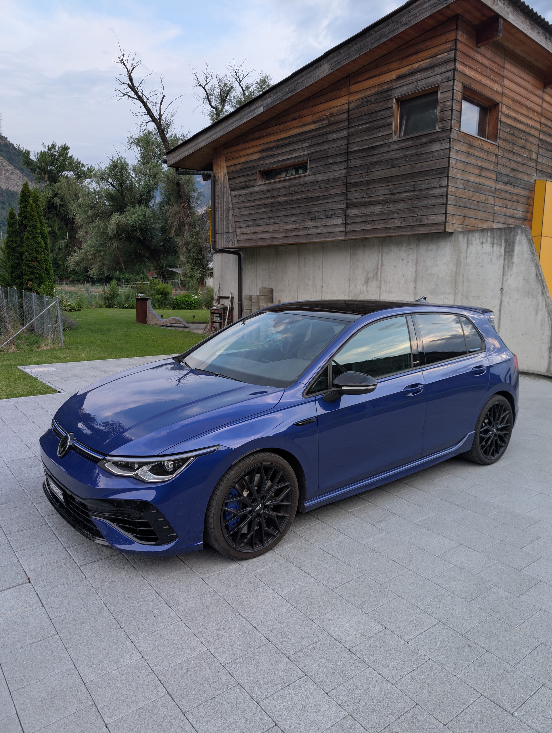 VW 2.0 TSI R 20 Years DSG 4motion-image-0