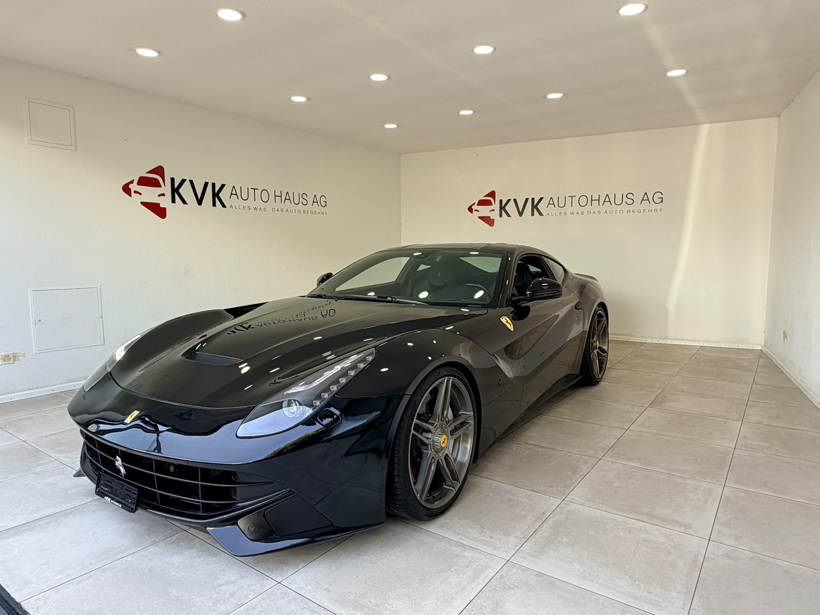 FERRARI F12 Berlinetta-image-2
