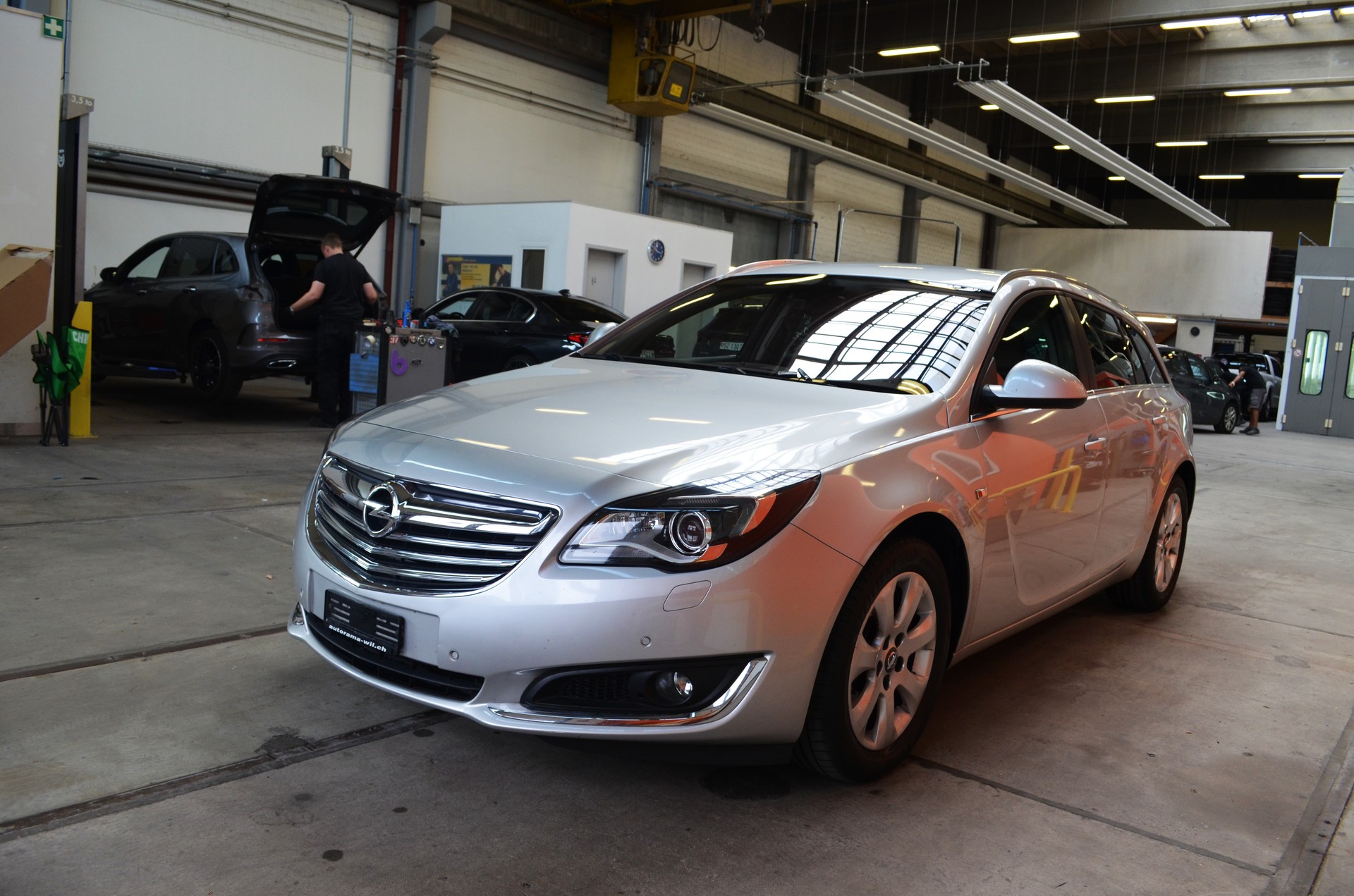 OPEL Insignia Sports Tourer 1.6 Turbo Edition Automatic-image-2