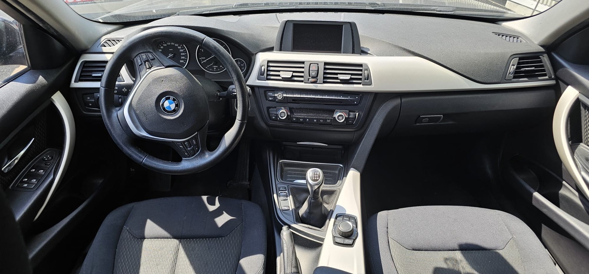 BMW 318d xDrive Touring Sport Line-image-9
