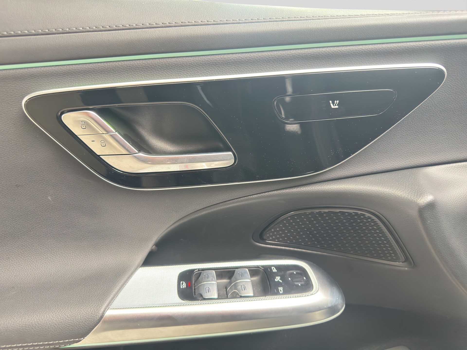 MERCEDES-BENZ E 220 d AMG Line Night 9G-Tronic-image-9