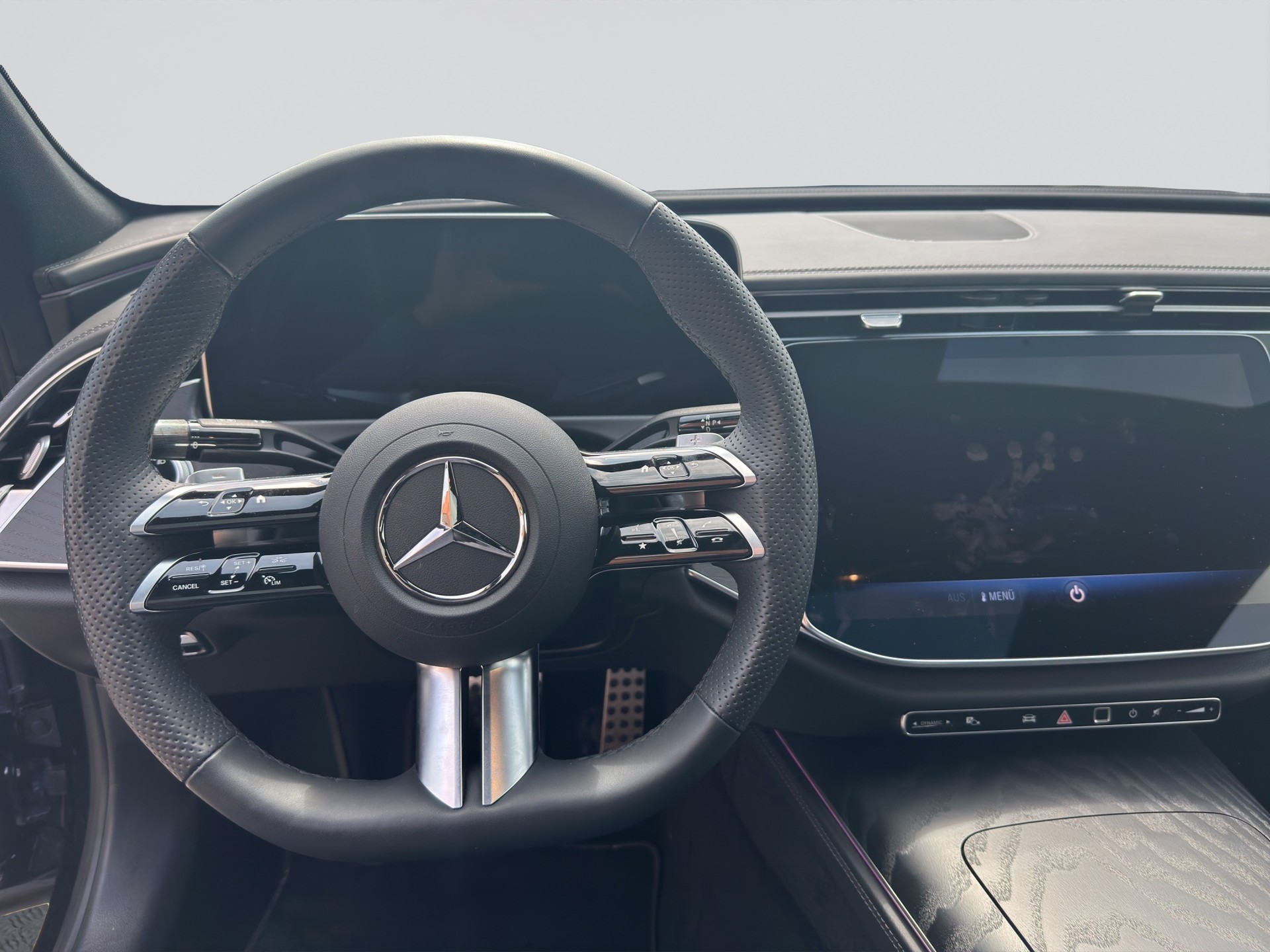 MERCEDES-BENZ E 220 d AMG Night 9G-Tronic-image-11