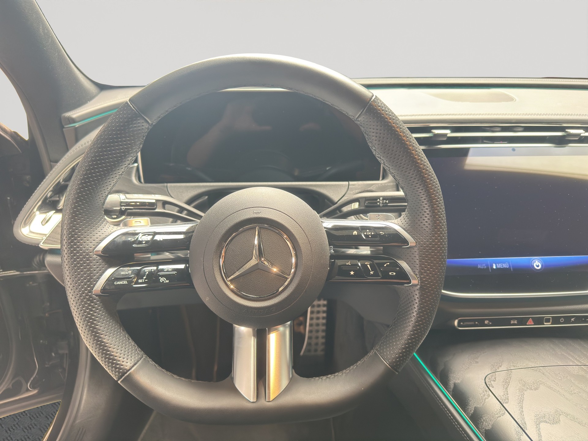 MERCEDES-BENZ E 220 d AMG Line Night 9G-Tronic-image-10