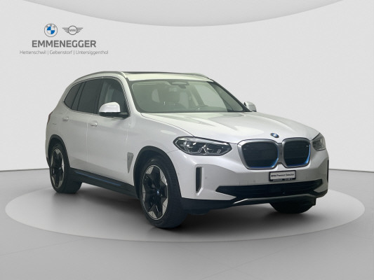 BMW iX3 Impressive-showroom-element-2