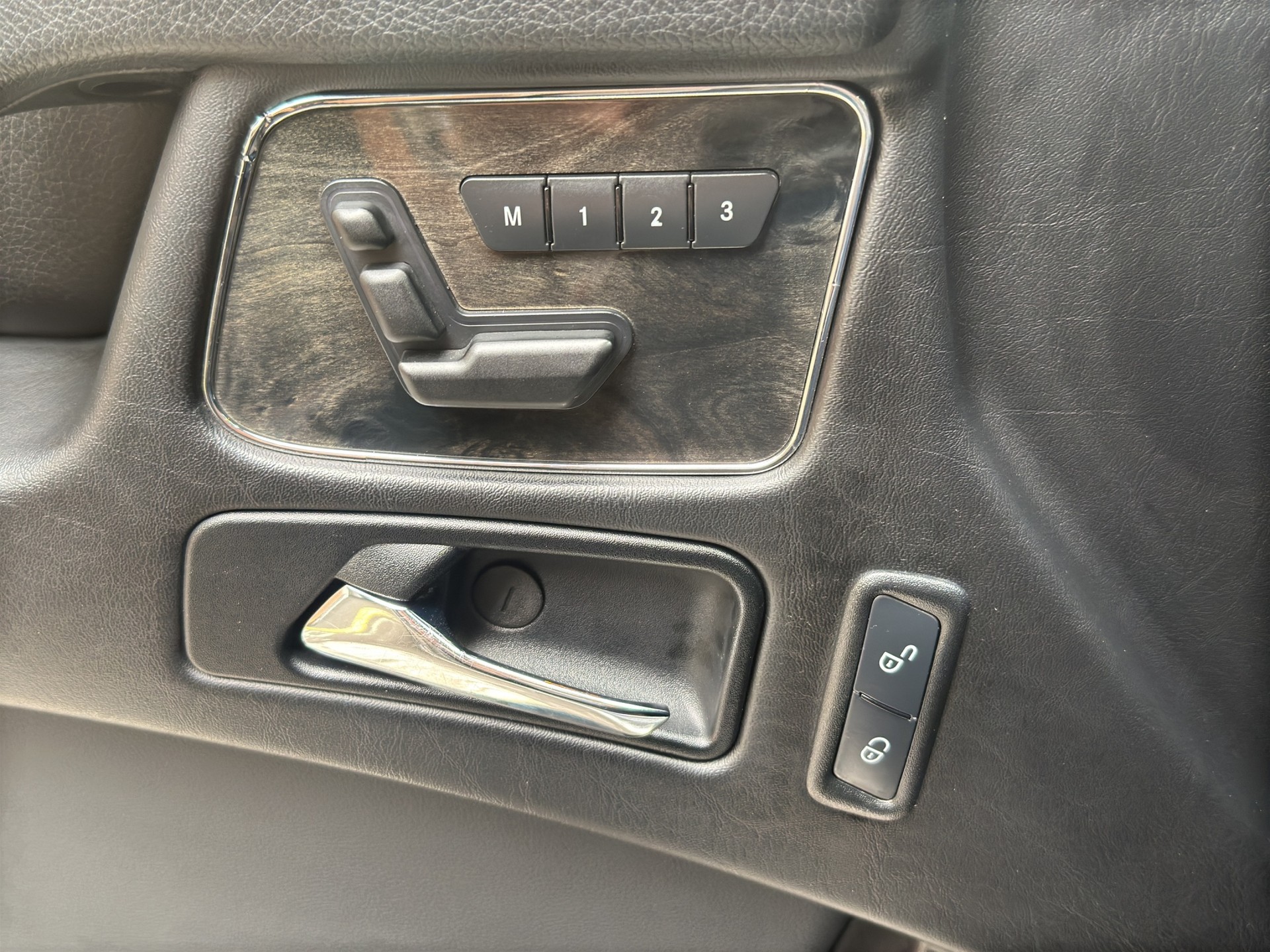 MERCEDES-BENZ G 500 (CH) Lang AHK / Sport Paket / Distronic Plus-image-26