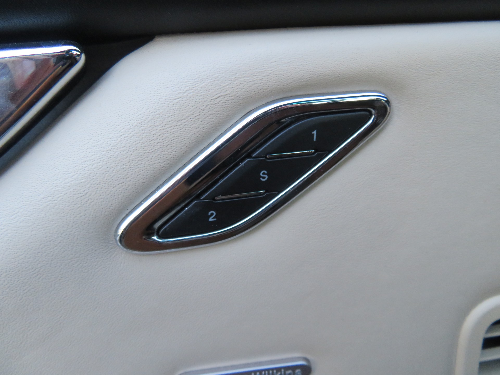 MASERATI Quattroporte 3.8 V8 DI Biturbo GTS Automatica-image-10
