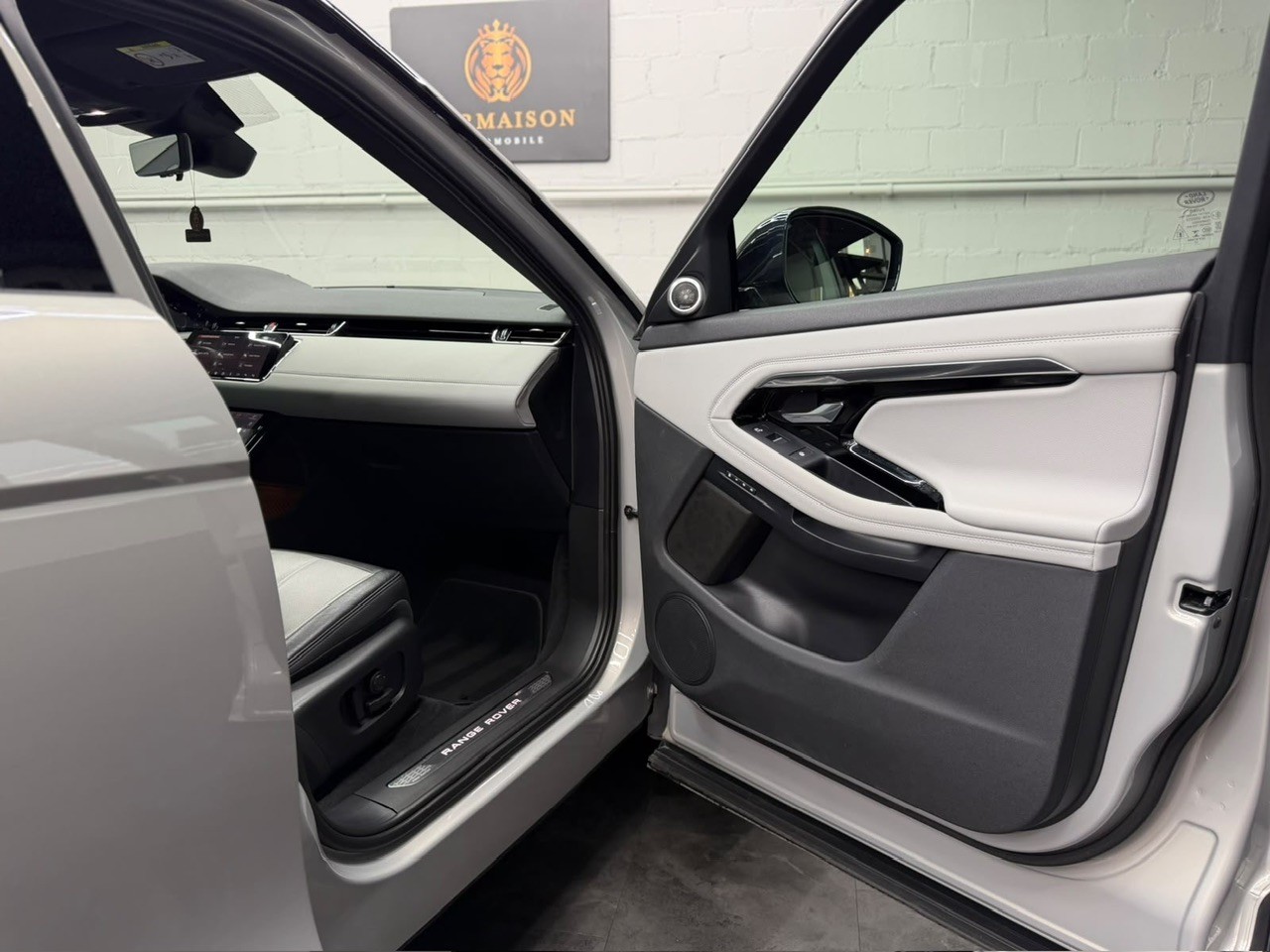 LAND ROVER Range Rover Evoque R-Dynamic P 250 HSE AT9-image-24
