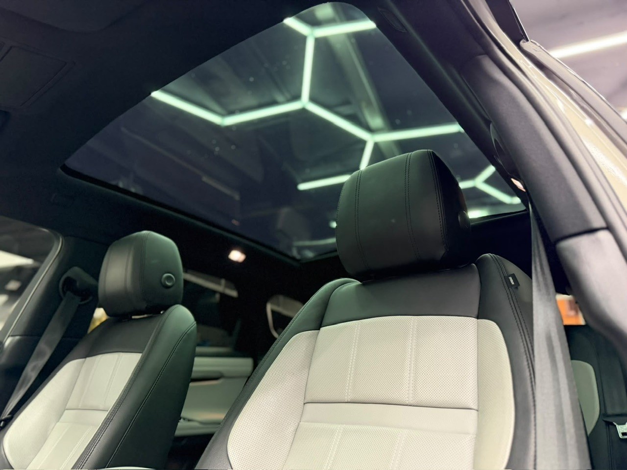 LAND ROVER Range Rover Evoque R-Dynamic P 250 HSE AT9-image-21
