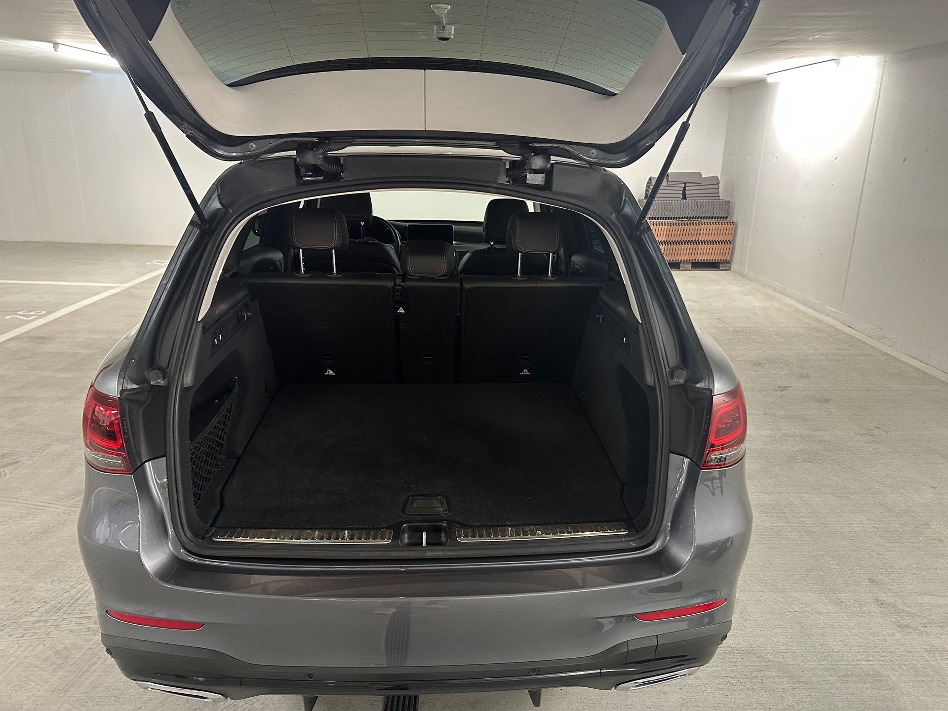 MERCEDES-BENZ GLC 300 d AMG Line 4m-image-4