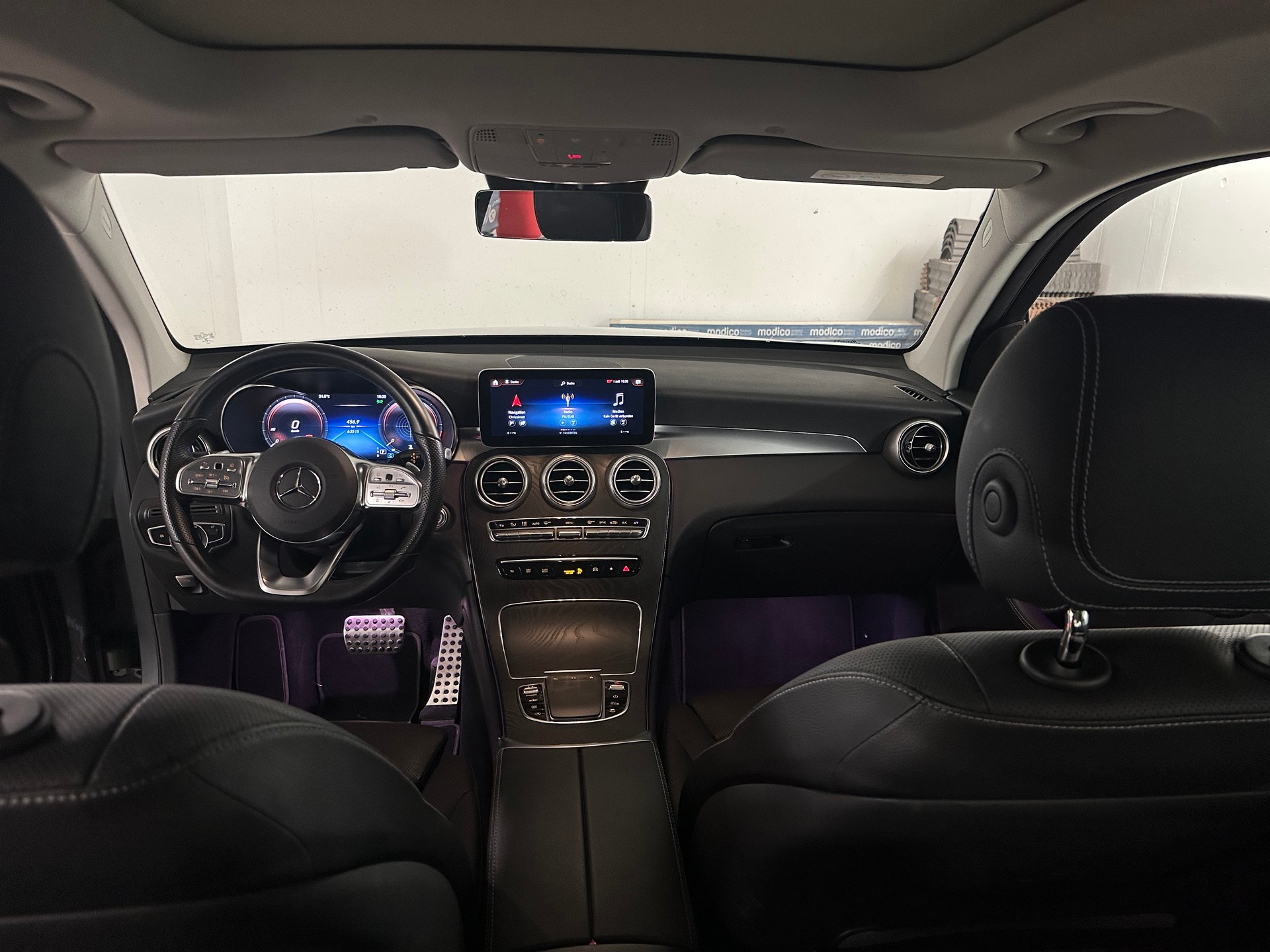 MERCEDES-BENZ GLC 300 d AMG Line 4m-image-2