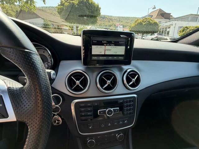 MERCEDES-BENZ CLA 200 AMG Line 7G-DCT-image-9