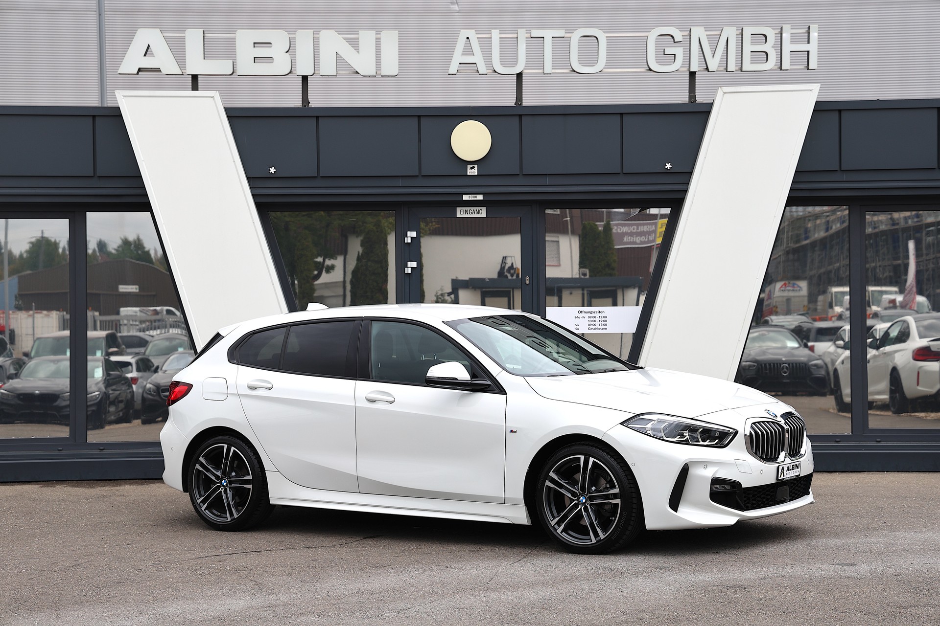 BMW 118i M-Sport-showroom-element-2