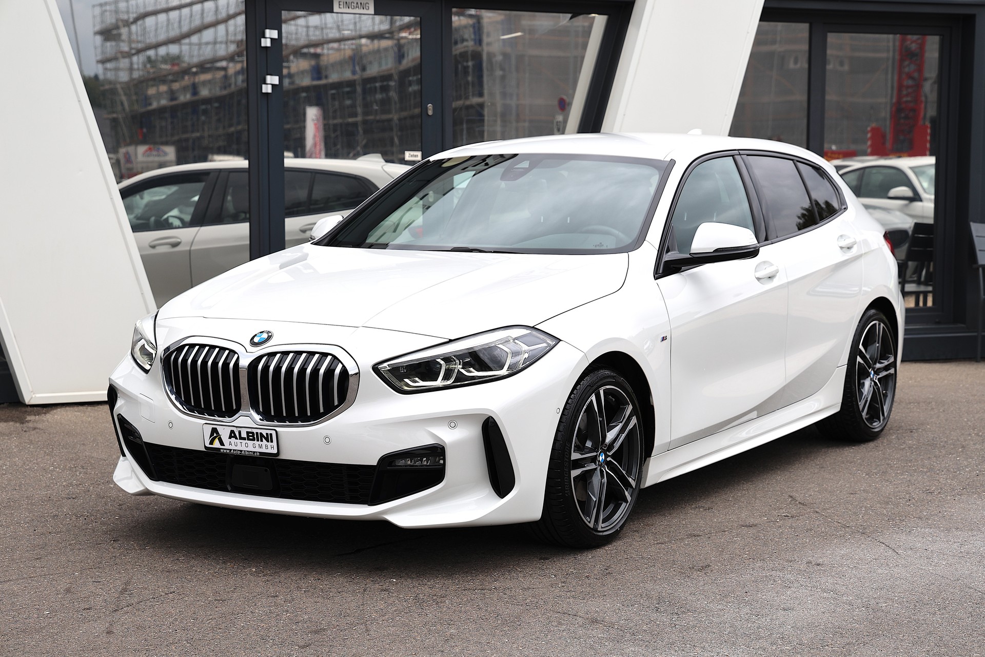 BMW 118i M-Sport-showroom-element-1