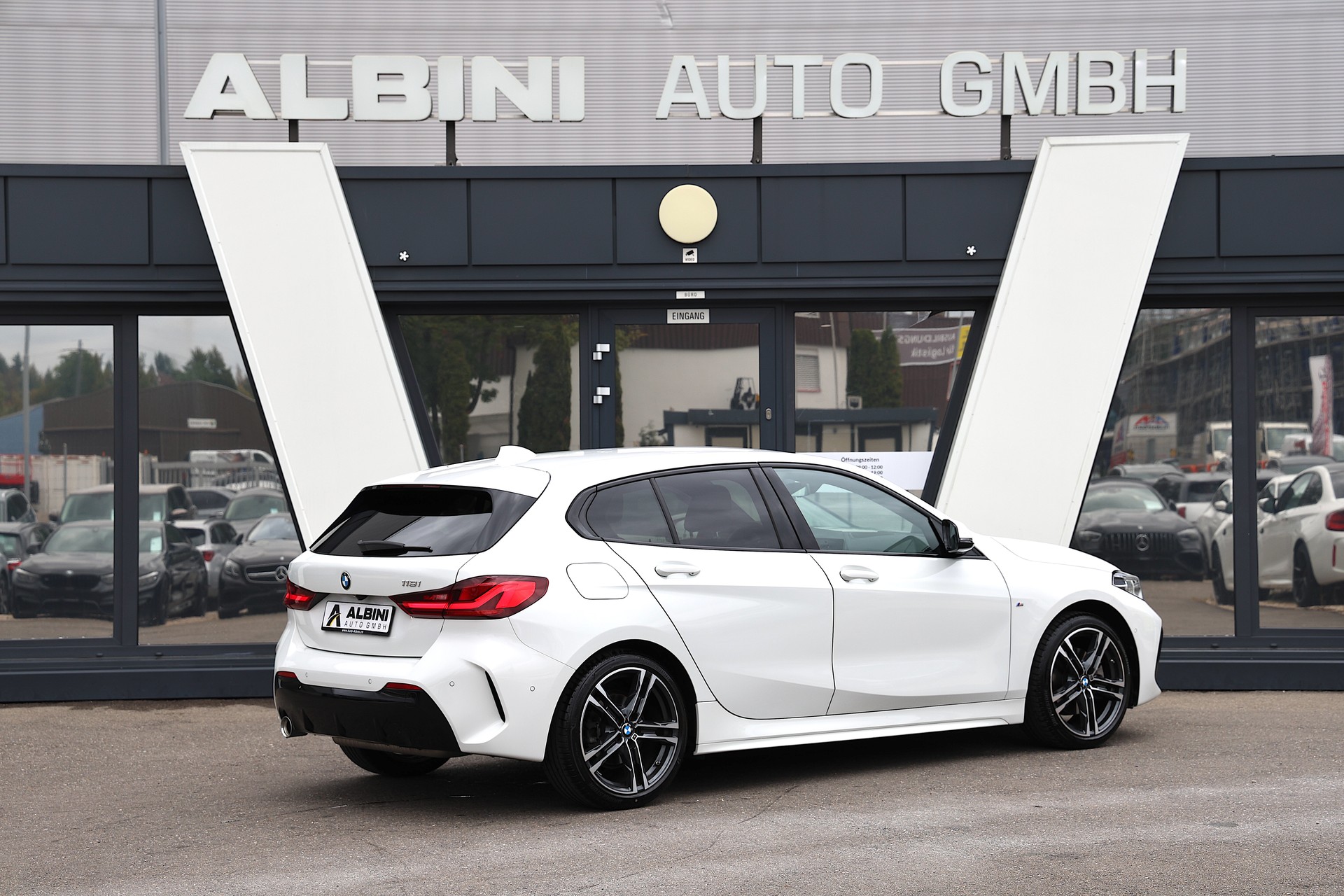 BMW 118i M-Sport-showroom-element-3