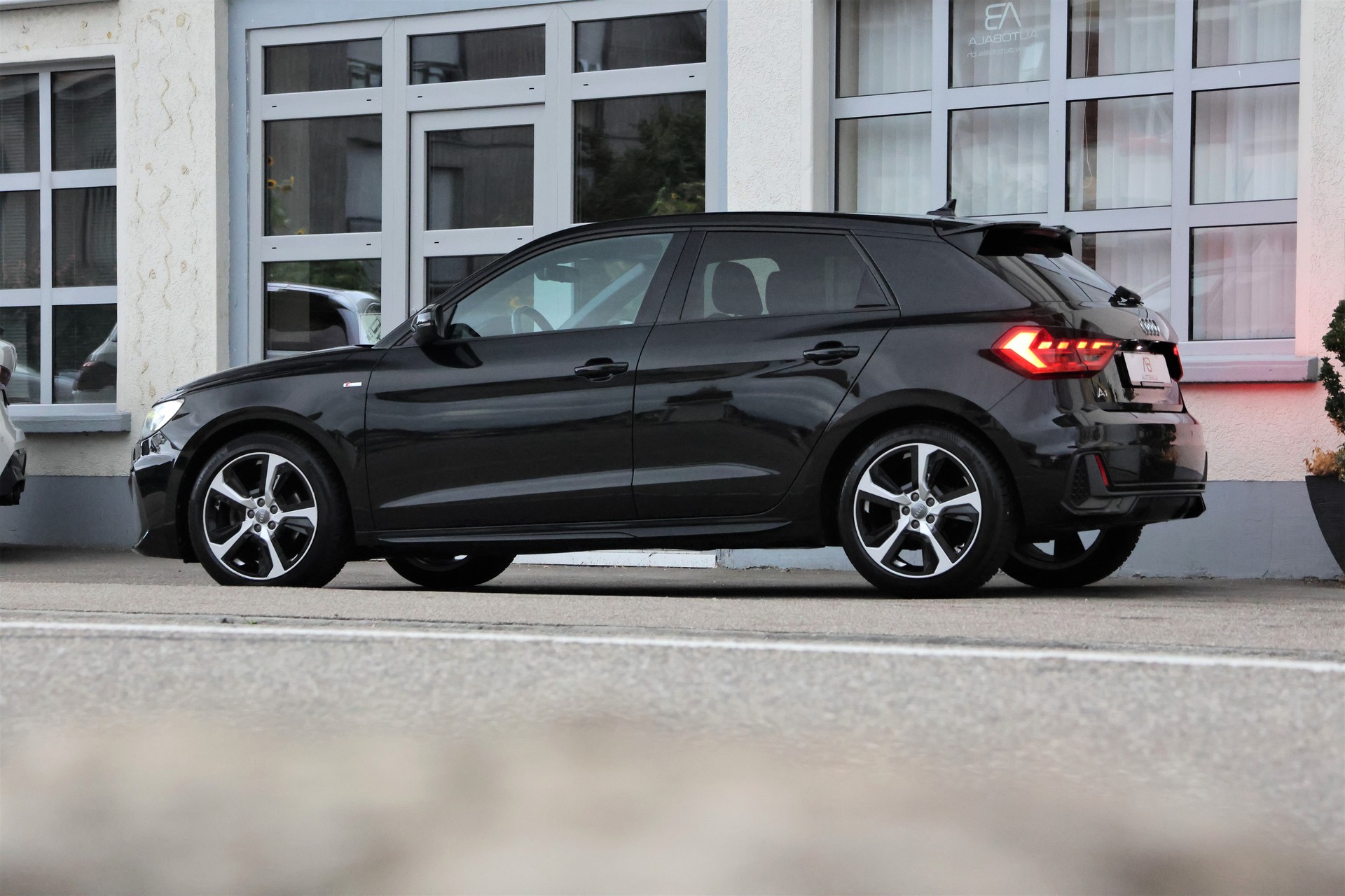 AUDI A1 Sportback 30 TFSI S Line S-tronic-showroom-element-3