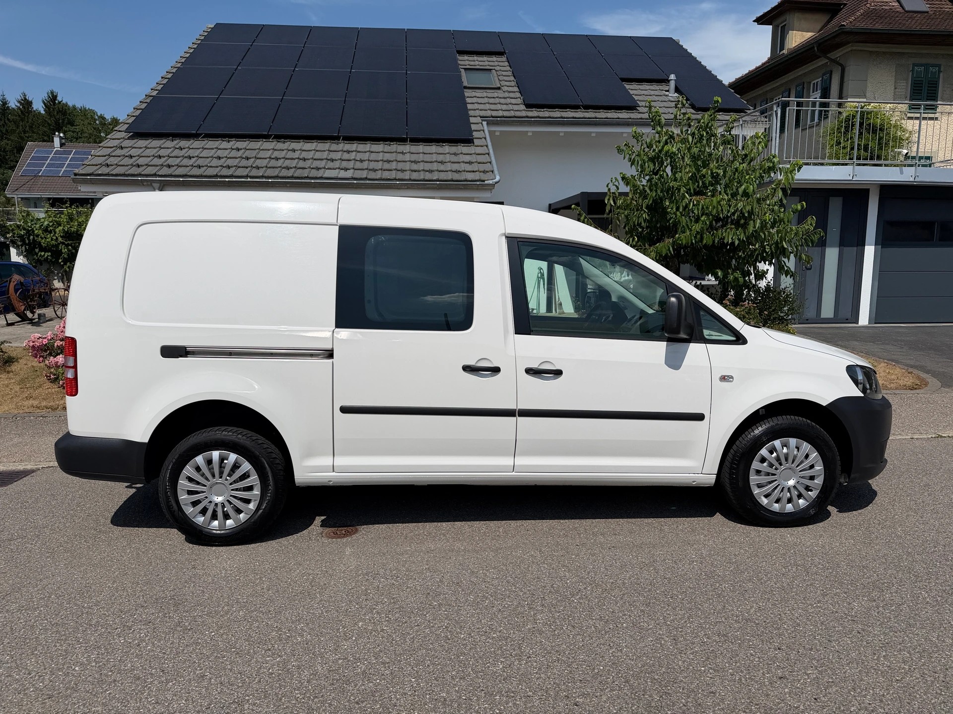 VW Caddy Maxi 1.6 TDI Blue Motion Technology-image-3