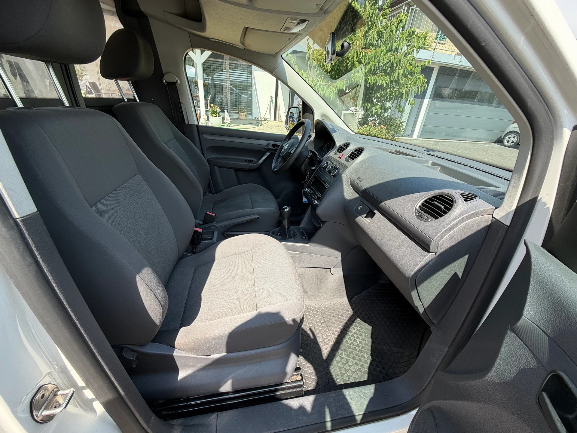 VW Caddy Maxi 1.6 TDI Blue Motion Technology-image-10